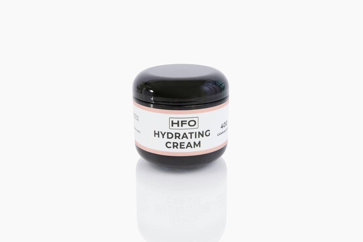 Comparison chart showing key differences between moisturizing bases, BB creams, CC creams, and foundations based on coverage, hydration, SPF, and skin benefits