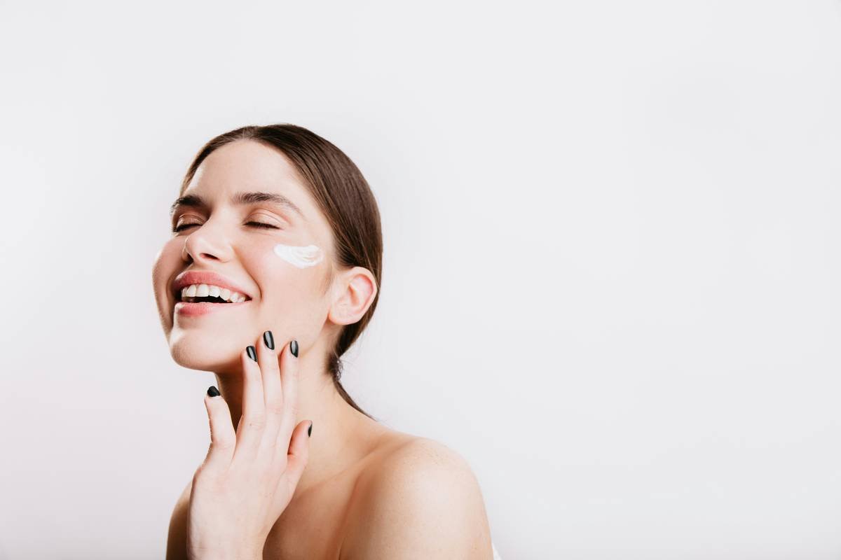 Infographic comparing beneficial vs harmful ingredients in anti-aging tinted moisturizers: hyaluronic acid, ceramides, zinc oxide (good) vs denatured alcohol, fragrance, low SPF (bad)