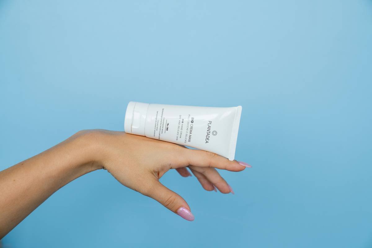 Infographic comparing daily UV damage vs. protected skin showing reduced wrinkles, spots, and loss of elasticity over 5 years
