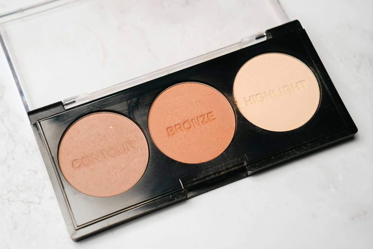 Infographic comparing true Skin Hybrids vs. tinted foundations: active ingredients, coverage level, and skin benefits