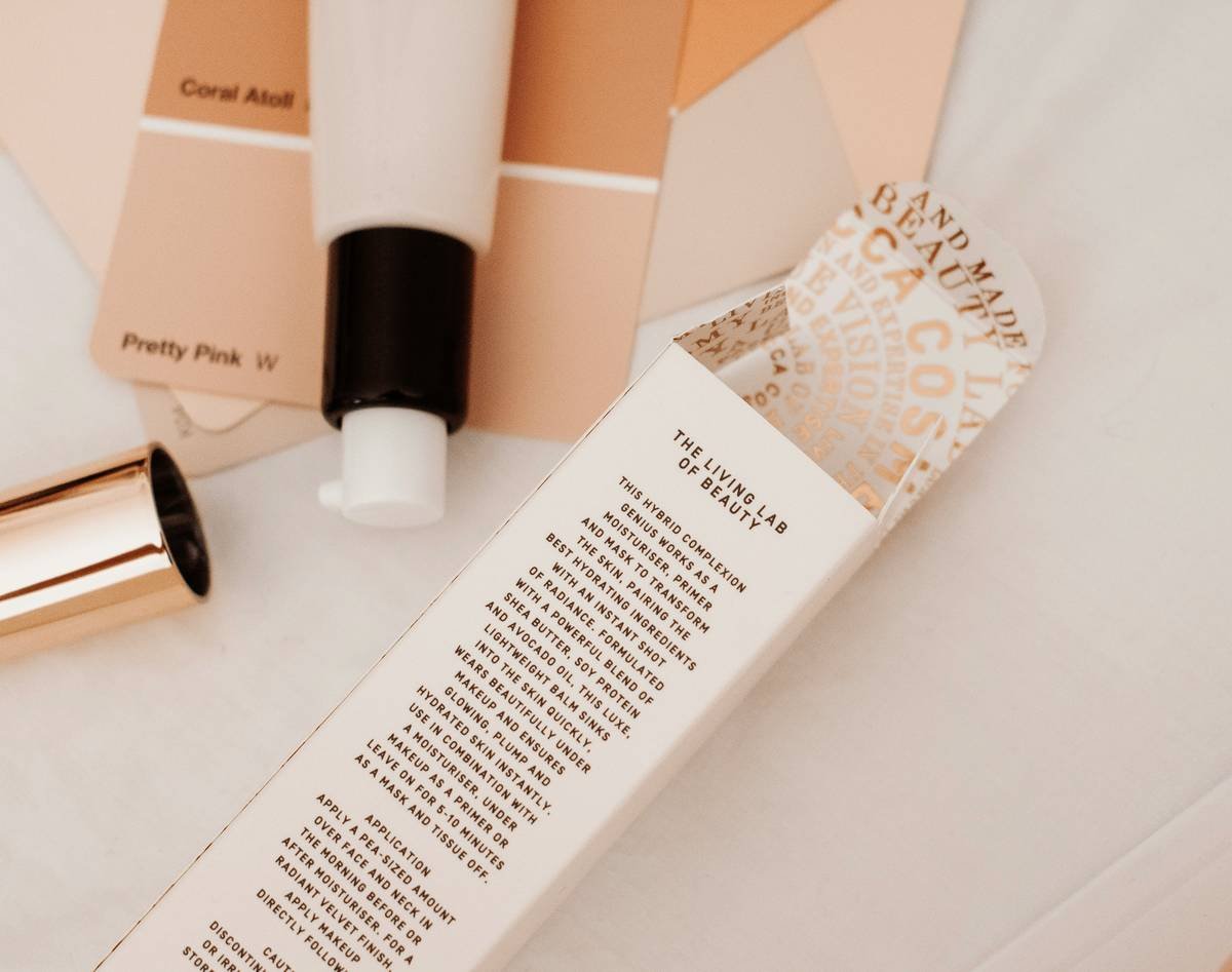 Infographic showing key hydrating ingredients in tinted moisturizers vs. traditional foundation: hyaluronic acid, glycerin, squalane vs. dimethicone, talc, alcohol