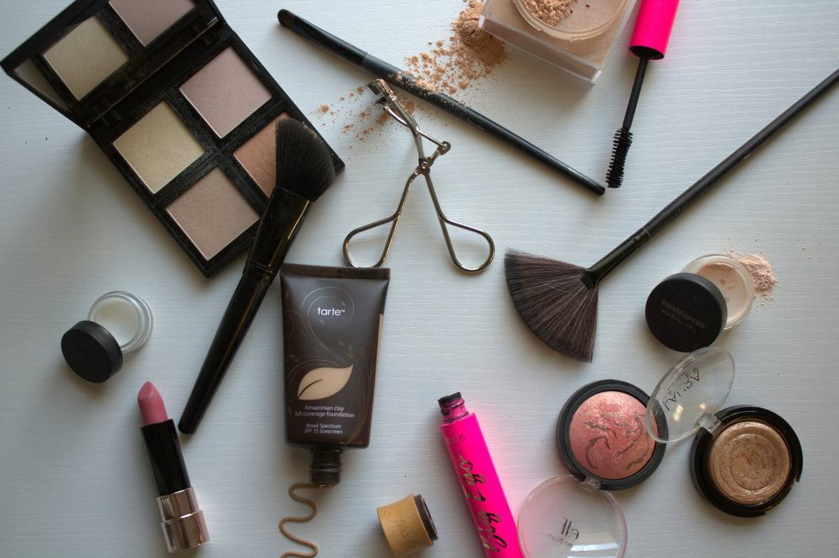 Comparison chart showing key differences between regular tinted moisturizer vs. skin treat tinted moisturizer in ingredients, coverage, and skin benefits