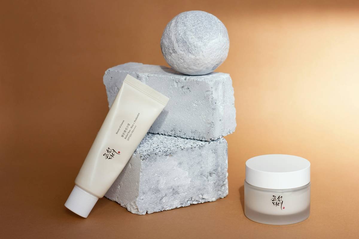Infographic showing benefits of CC tinted moisturizer with SPF vs traditional foundation: includes hydration, color correction, broad-spectrum SPF 30+, non-comedogenic formula