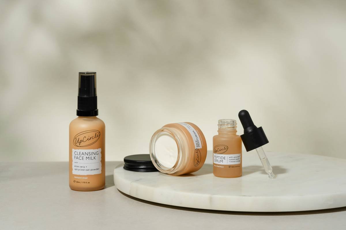 Infographic showing benefits of tinted moisturizer with vitamin C: brightening, antioxidant protection, light coverage, hydration