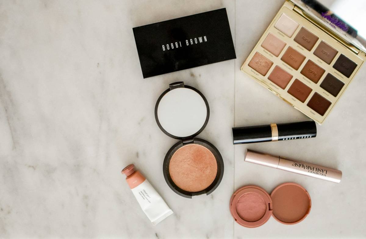Infographic showing key ingredients to avoid vs. seek in tinted moisturizers for oily skin: Avoid coconut oil, lanolin, cocoa butter; Seek niacinamide, zinc oxide, silica, hyaluronic acid