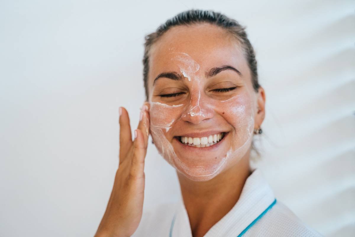 Infographic showing why tinted moisturizers flake on dry skin: lack of occlusives, improper prep, silicone-heavy formulas, and skipping exfoliation