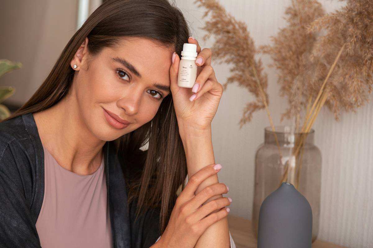 Woman applying tinted moisturizer to her face with fingertips – does tinted moisturizer work
